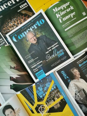Lapozzon bele 2026/27-es évadkönyvünkbe!